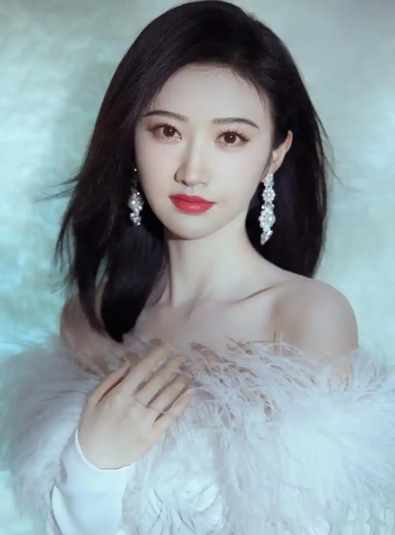 景甜的一组美照曝光,她身穿羽毛白裙露出香肩美腿,皮肤白皙颜值 - 抖