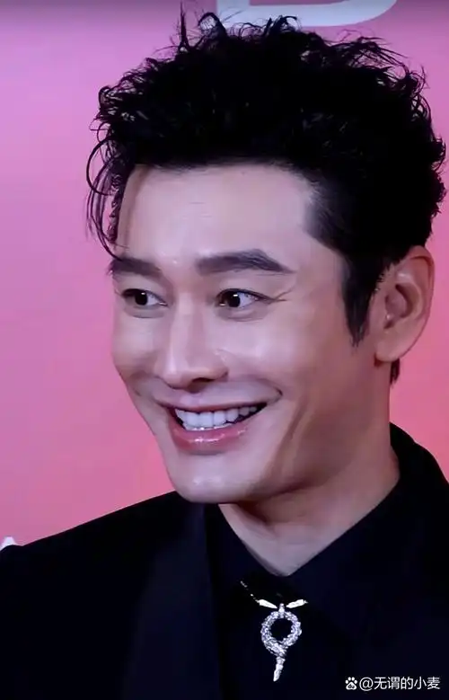 眉毛好抢镜,嘴巴好大,下巴真翘整张脸看起来咋感觉有点"假"了呢?