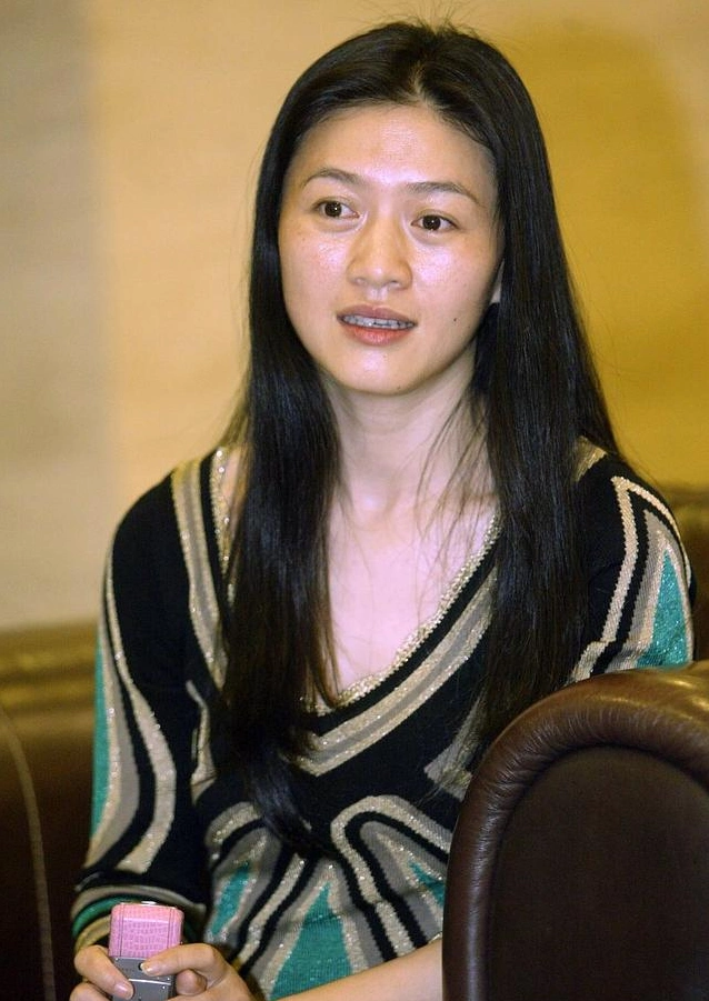 田海蓉素颜太真实优雅条纹衫难掩气质精致打扮抵不过衰老