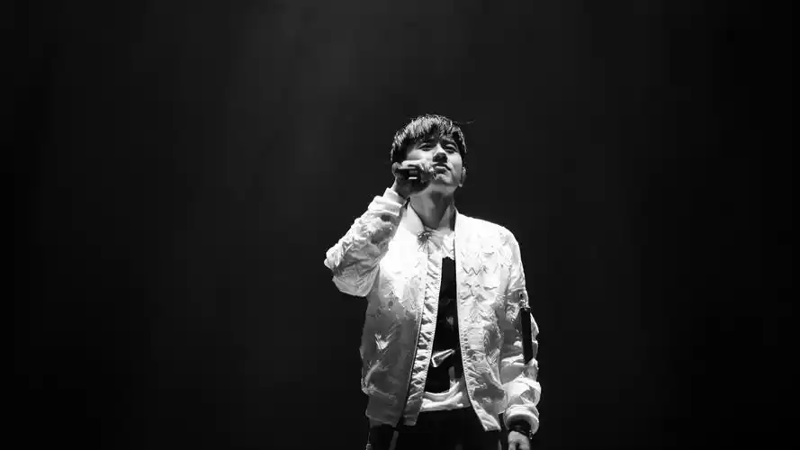 46m上传时间:2020-06-16壁纸封面图张杰 黑白 演唱会 明星风尚壁纸