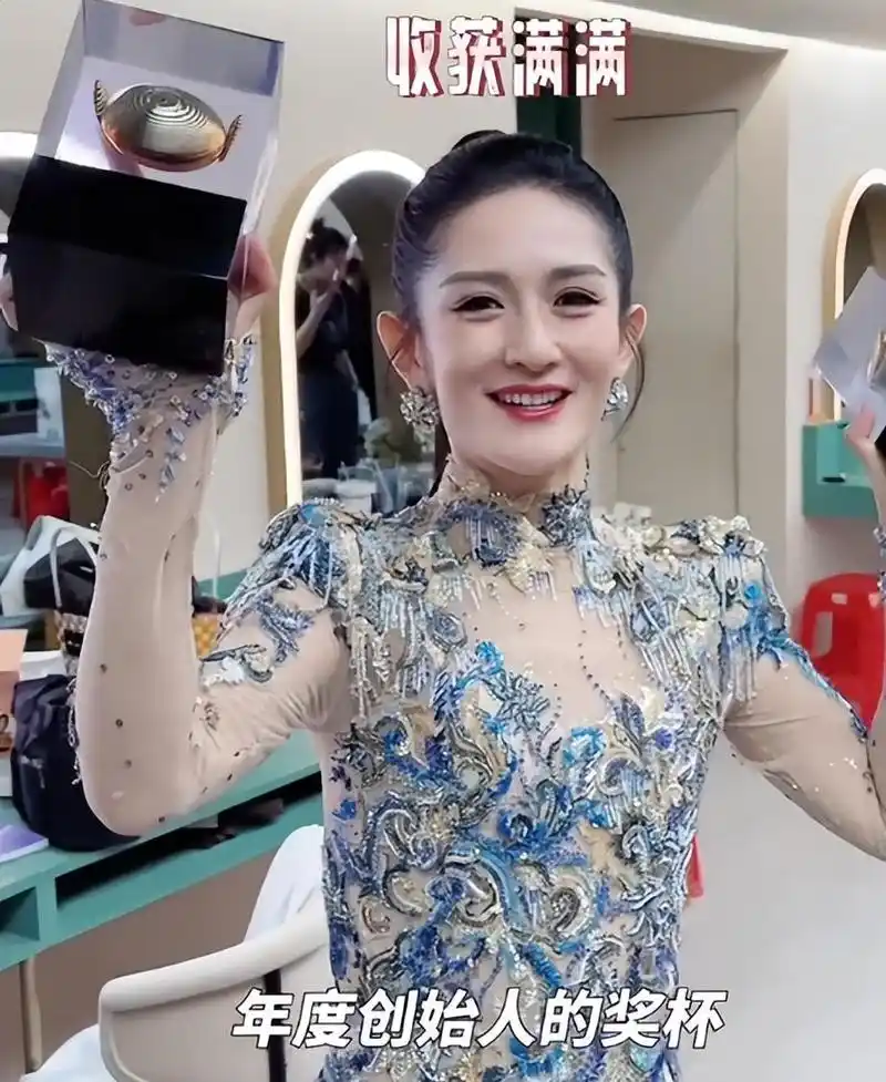 谢娜告别《浪姐4》,下巴歪斜,缩腮凸嘴像巫婆,网友:心疼张杰