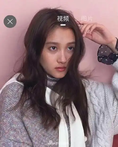 得罪化妆师?关晓彤拍广告黑眼圈明显面露疲态