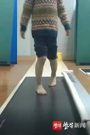 3岁半的瑶瑶,因为走路"内八字",家长每天都要不断提醒"脚尖向外走",但