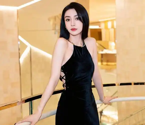 angelababy黑色挂脖露腰长裙造型,高贵又优雅!_线条_锁骨_娱乐