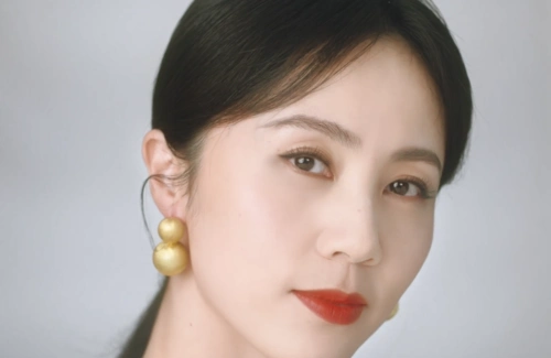 43岁孙莉无惧怼脸拍,涂大红唇超自信,皮肤水嫩无皱纹不像仨娃妈_泛