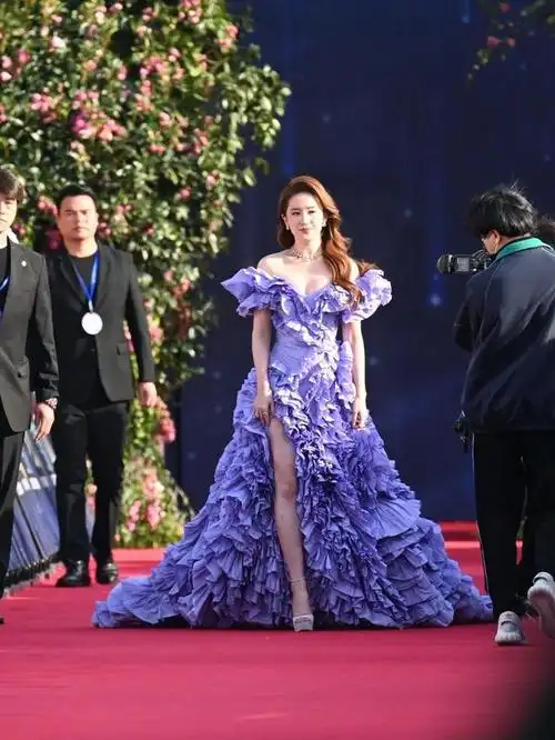 刘亦菲出席迪士尼星愿活动时的现场生图