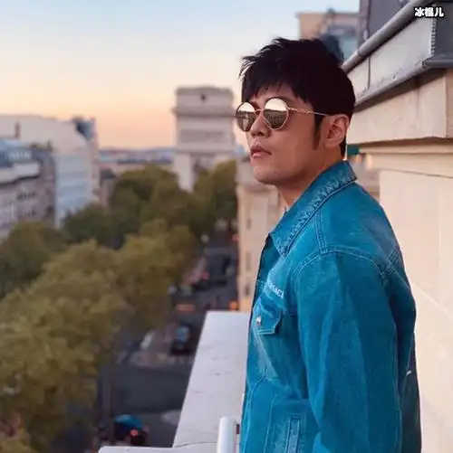 周杰伦自曝自己童颜照片没想到被网友吐槽长得好成熟