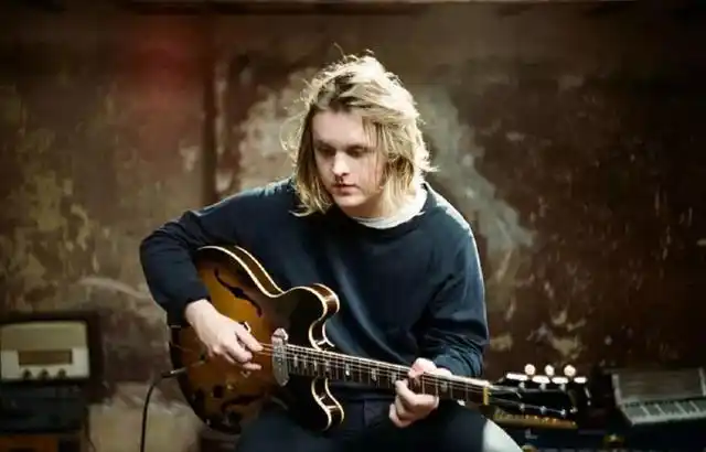 最近,25岁的苏格兰著名男歌手 lewis capaldi(刘易斯·卡帕尔迪)凭借