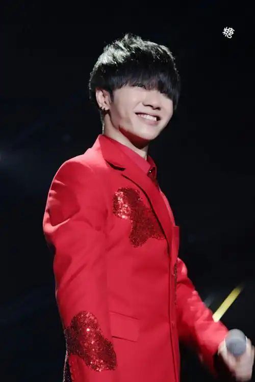 华晨宇2015火星演唱会上海大舞台82场次