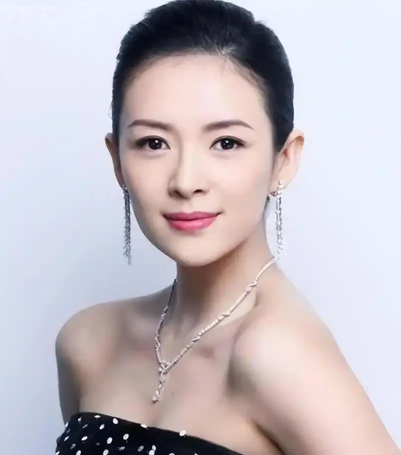 章子怡选择在深圳定居,远离媒体和婚姻纠纷,追求内心的平静.