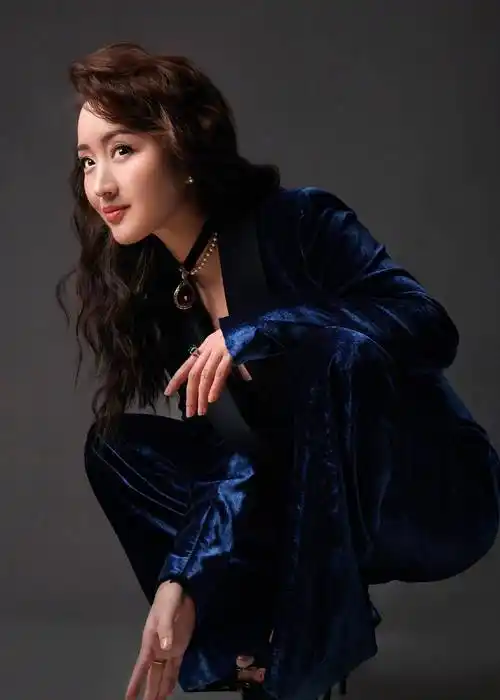 原创48岁的甜歌皇后杨钰莹一身蓝色丝绒西装散发着霸气御姐范