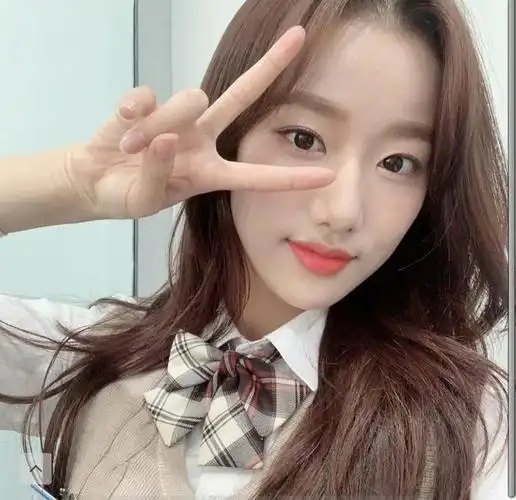 元气剪刀手美女头像