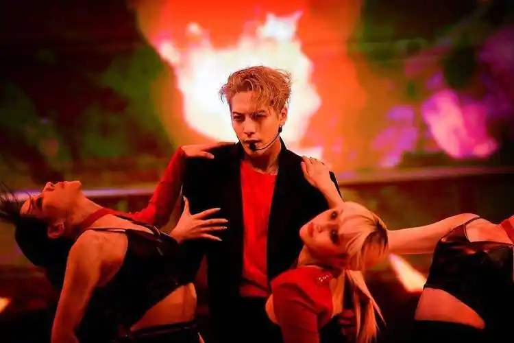 王嘉尔泰国好声音舞台照释出穿西装劲歌热舞嗨爆全场