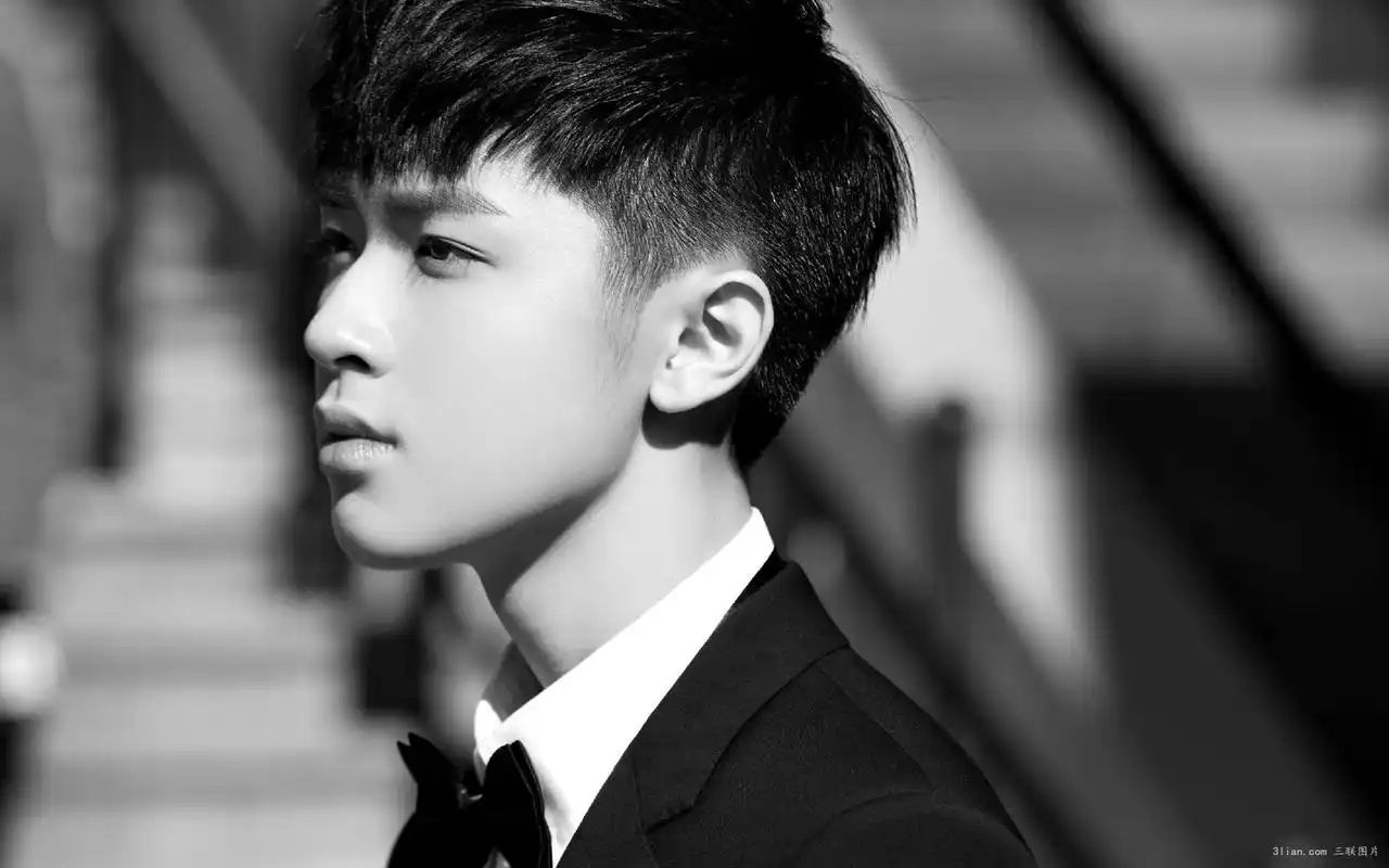 侧脸真的很像柯震东.只可惜,2014年也被于正签了.