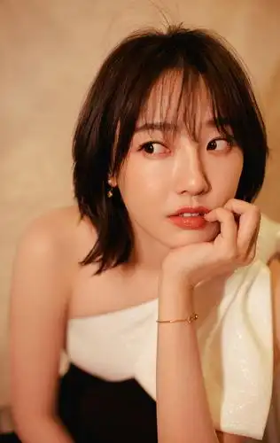 白百何活动宣传美照,一身简约的穿搭时尚典雅