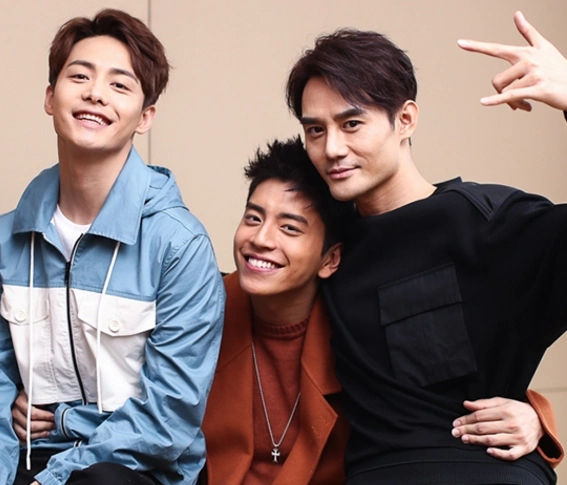 王凯和马天宇被王大陆左拥右抱,网友:三个人长得好有兄弟相!