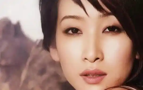 确实,她也是娱乐圈为数不多,单眼皮也很美的女星,她就是秦海璐!