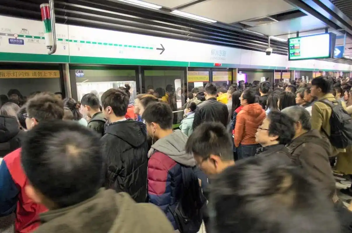 全国各城市地铁拥挤程度成都排第8深圳排第3第一名人潮汹涌