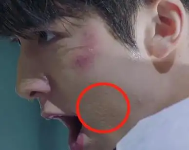 张新成拍戏用矿泉水洗脸,洗掉妆容露出素颜,终于相信吴倩的审美