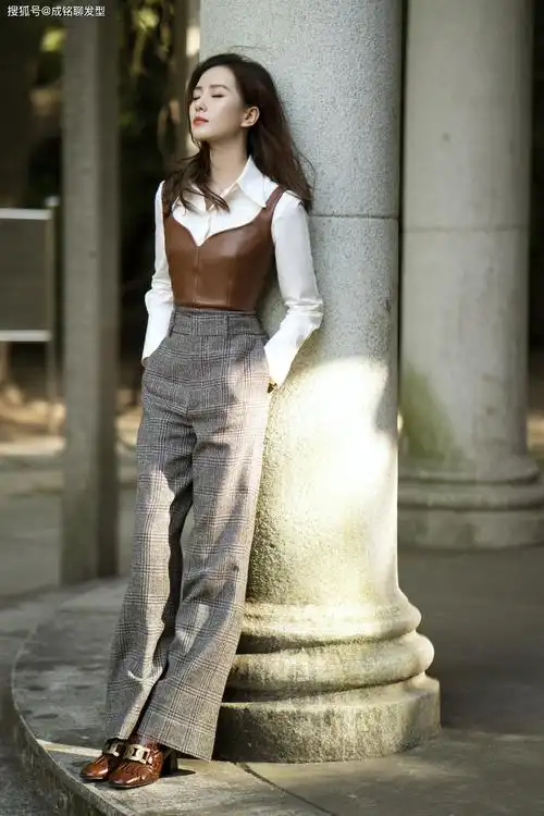 原创刘诗诗也太优雅了吧!高领衫搭印花半裙,栗棕卷发展现独特气质