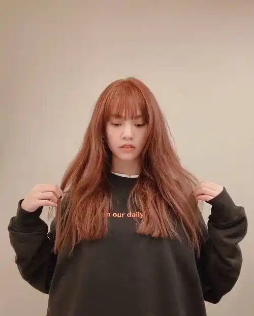 35岁杨丞琳又染新发色,扬言要抓住青春的尾巴,长发凌乱笑容甜美_皮肤