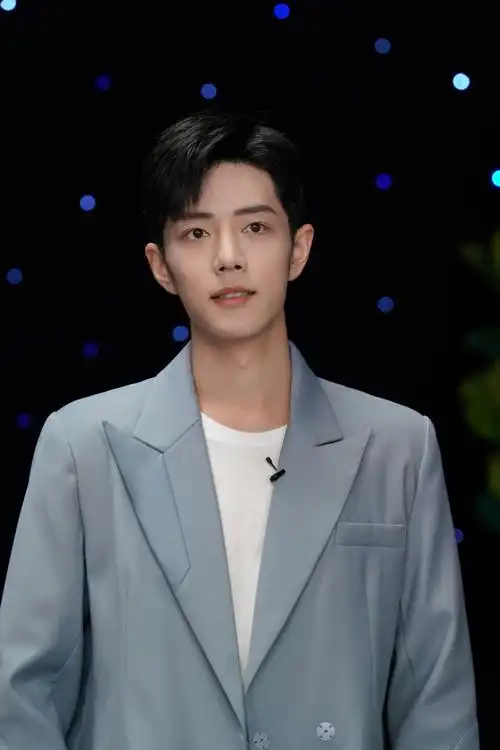 肖战直播造型图淡蓝色西装白色内搭白色长裤清爽帅气