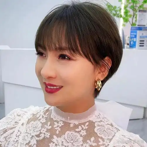 优雅再升级!探索50～55岁女性的新潮发型趋势