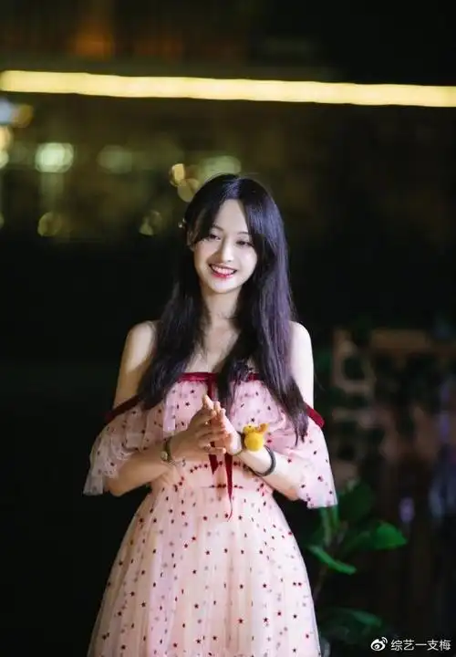又被郑爽惊艳到!粉色一字裙穿出轻盈体态,29岁的少女感学不来