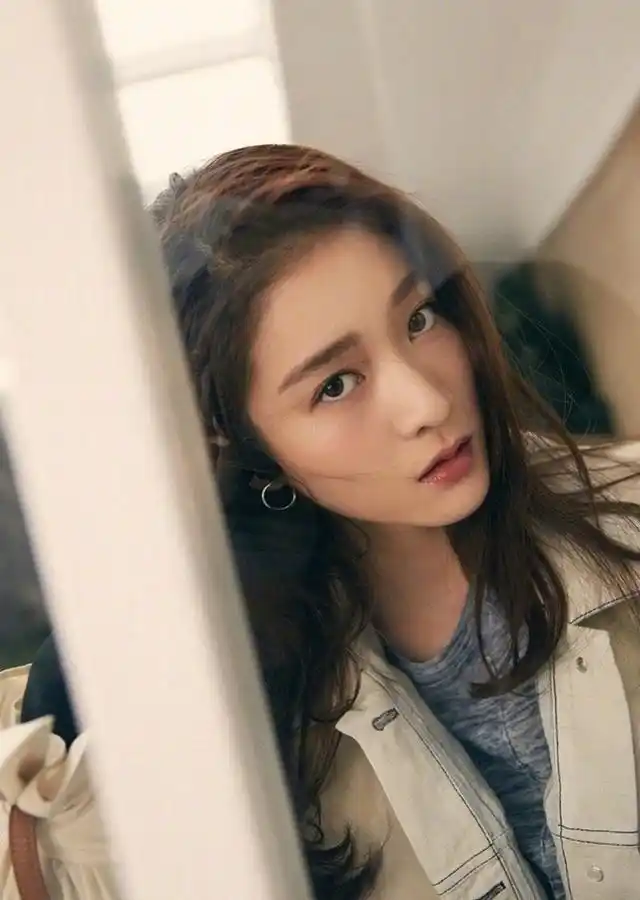 星时尚#女演员张雪迎俏皮可人时尚率性写真