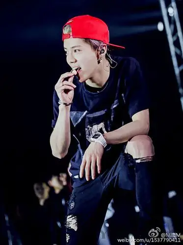 鹿晗演唱会造型生活中的他,令人印象深的尤其是戴帽子(棒球帽)从来都