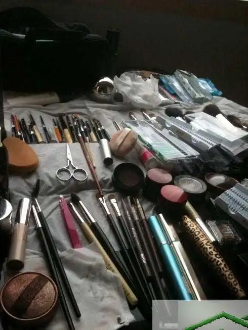 化妆品满桌
