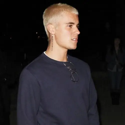 bieber终于等到了,在顶着多年的鸡窝头扫把永和大王的发型之后,寸头