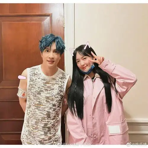 秦牛正威晒与薛之谦的合照牛姐也去演唱会了