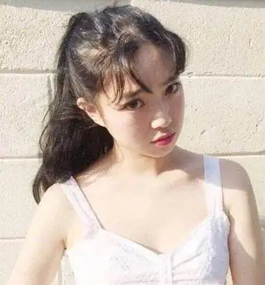 女生桃心刘海后梳长发发型