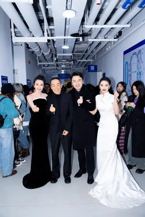 张艺谋李冰冰雷佳音高叶比心合影##微博之夜合照