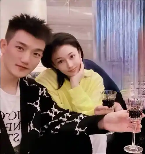 张馨予秀恩爱,老公不留板寸太有明星相,换身造型看着比老婆还贵_西装