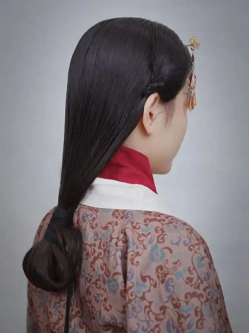 西汉时期女子装束  汉代女性平日着深衣,下摆剪裁 成斜角的称"曲裾"