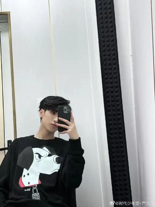 的对镜自拍小严来啦@时代少年团-严浩翔今天也是all black超酷帅哥