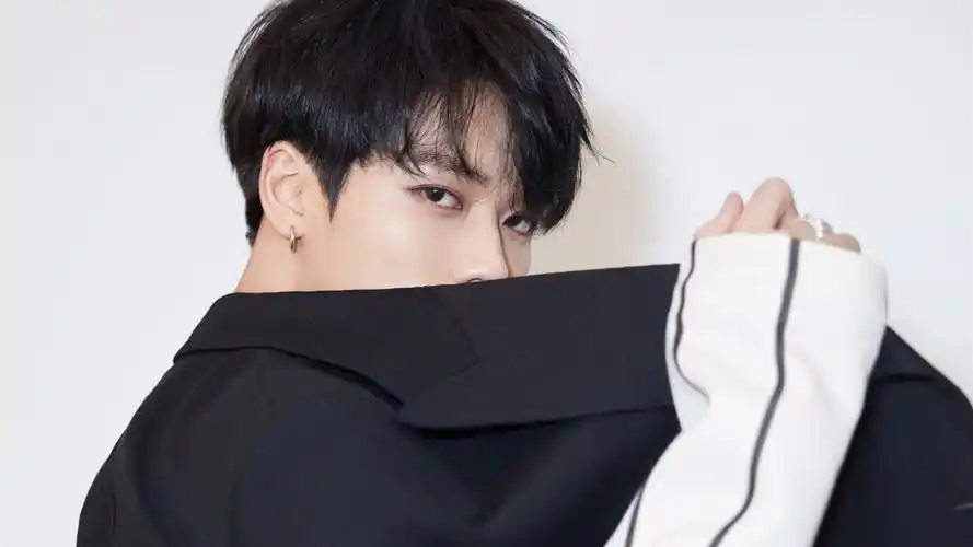 作者:是戊辰吖元气壁纸>电脑静态壁纸>电脑明星静态壁纸>林彦俊 迷人