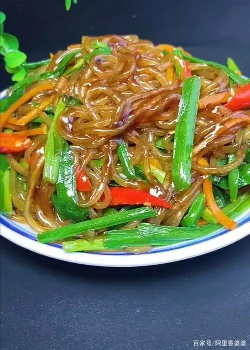 你知道吗?韭菜炒粉条这样做,粉条不粘,韭菜也不出水