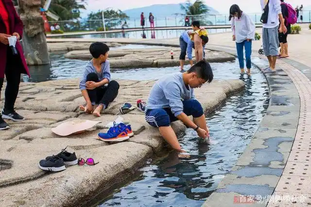 台湾一女游客身穿"绳子"逛长滩岛被罚款:我经常这样穿!