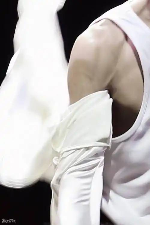 易烊千玺肌肉照合集硬汉养成魅力无限