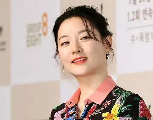 47岁李英爱肤白貌美气质好