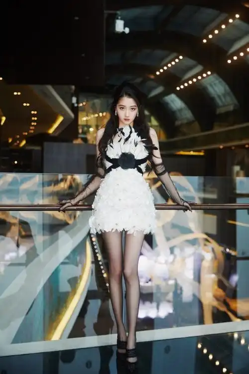 关晓彤超话#关晓彤李一桐同台#  关晓彤黑丝美腿黑丝手套太太太美了