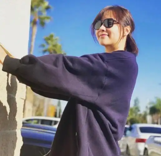 徐静蕾不愧是文艺女神穿条纹衬衫裙清纯可人46岁还有学生气质