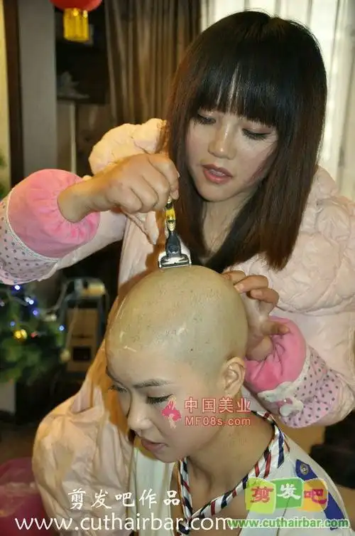 三位光头美女齐聚一起互刮-剪发吧125#(9)