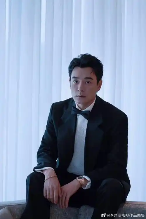 黑色西装儒雅经典,叔圈气质天花板不是吹的_生活_魅力_大叔