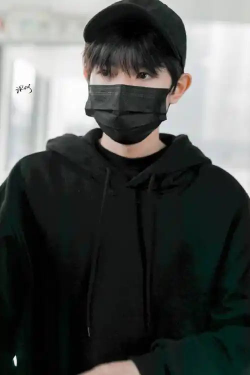 [王源][新闻]190326 王源上海飞北京 一袭黑衣帅气现身--爱豆app