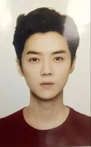 鹿晗的头发让人羡慕,发际线逐渐往下移,发量超多仿佛头顶一坨云