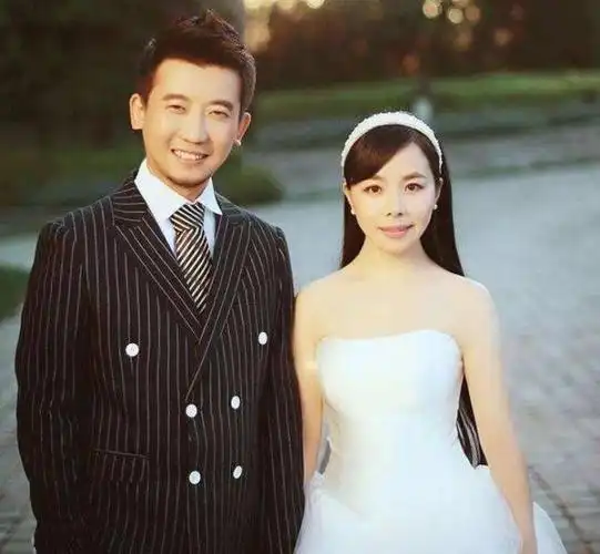 王二妮老公李飞简历(草根歌手王二妮和李飞结婚8年)_可可情感网